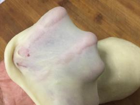 醒发后的油皮可以拉出一张薄薄的手套膜