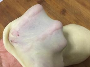 醒发后的油皮可以拉出一张薄薄的手套膜