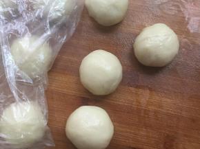 油酥包入油皮里，像包包子一样包好，收口向下