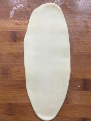 然后按扁，用擀面棍擀成舌装