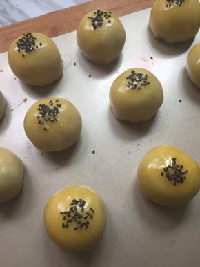 用刷子刷上一层蛋液，洒上黑芝麻，烤箱提前预热180度
