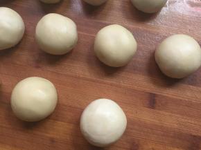 收口向下，蛋黄酥就包好了