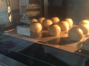 放入预热好的烤箱，180度烤30分钟左右至表面上色