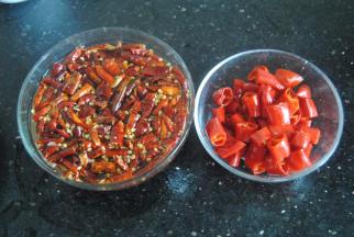 干辣椒和湿红辣椒剪段，干辣椒用清水浸泡