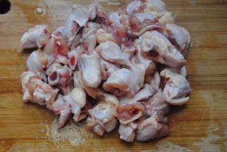 鸡翅中和小鸡腿洗净后砍小块