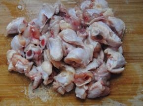 鸡翅中和小鸡腿洗净后砍小块