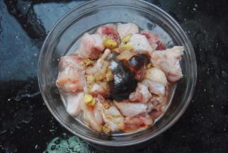 加入姜片，料酒，酱油，蚝油，盐，胡椒粉