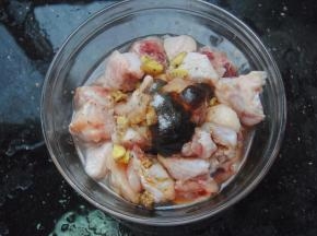 加入姜片，料酒，酱油，蚝油，盐，胡椒粉