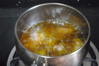 放入沥干水的鸡块小火炸至金黄