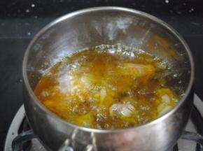 放入沥干水的鸡块小火炸至金黄