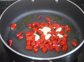 热锅，倒入适量的金龙鱼外婆乡小榨菜籽油，爆香蒜末后放入湿辣椒炒至表皮起泡