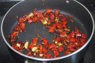 再倒入干辣椒段和花椒翻炒出香气