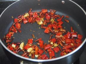 再倒入干辣椒段和花椒翻炒出香气