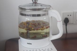 水开后放入枸杞，菊花，金银花。煮3分钟。