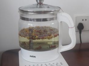 水开后放入枸杞，菊花，金银花。煮3分钟。