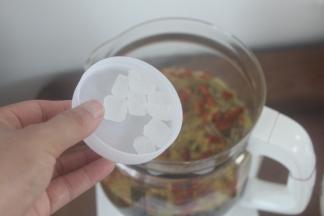 趁热放入冰糖融化。