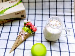 加了多谷物坚果的酸奶，适合下午茶，或者当一顿正餐来吃。满口的坚果水果干很满足味蕾！