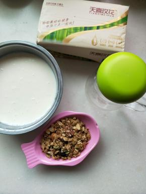 自制的酸奶要浓稠一点的。