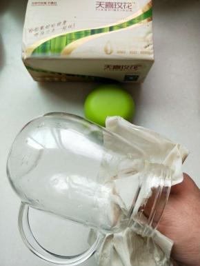 魔星杯洗干净，用抽纸搽干净水迹。