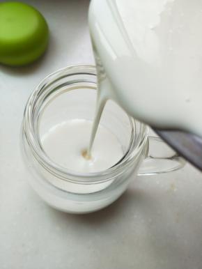先倒入一半酸奶