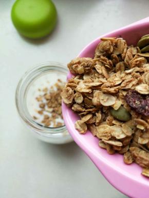 加入一半多谷粒坚果水果干.在倒满酸奶，留下倒坚果的空隙哦。