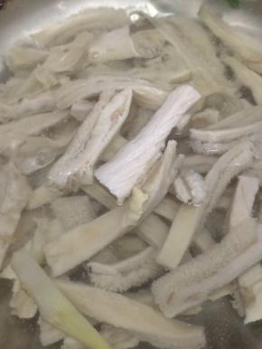 在将牛肚放入煮十分钟左右