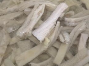 在将牛肚放入煮十分钟左右