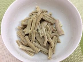买回来的牛肚用水冲洗干净，切成长条
