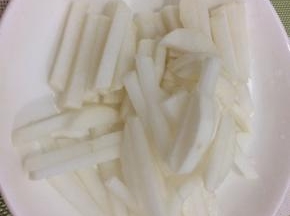 萝卜去皮切成长条