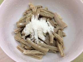 然后用少许面粉搓一下