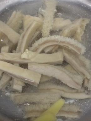 将牛肚倒入锅中，焯水十分钟