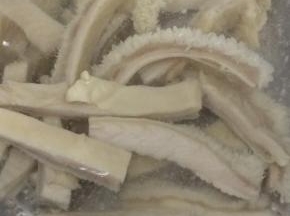 将牛肚倒入锅中，焯水十分钟