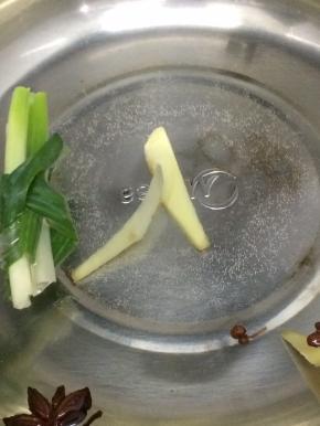 将所有的配料全部放入汤锅中烧开