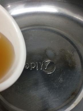 汤锅中加入剩下的料酒