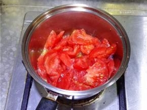 西红柿去皮切块备用。