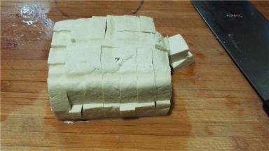 豆腐切成大小均匀的块。