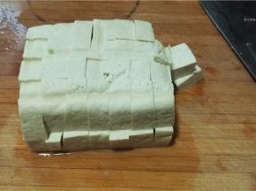 豆腐切成大小均匀的块。