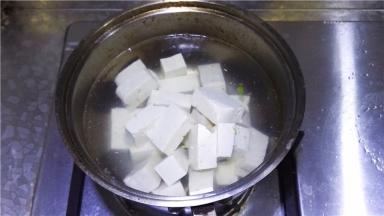 锅中做热水，将豆腐块放入焯烫一下捞出。
