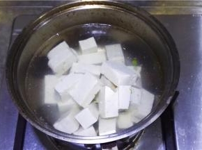 锅中做热水，将豆腐块放入焯烫一下捞出。