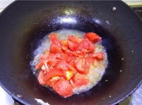 锅中放适量油，将蕃茄放入煸炒。