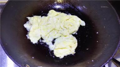 鸡蛋打散，锅中放少许油，将鸡蛋炒好盛出。