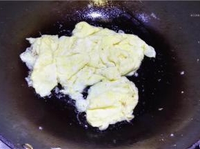 鸡蛋打散，锅中放少许油，将鸡蛋炒好盛出。