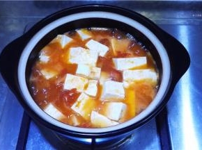锅开后小火慢慢煲制。