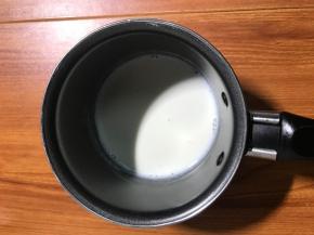 准备小奶锅，放入牛奶和盐，开最小火，煮至牛奶稍微有温度即可，能够使盐溶解就行，不要把牛奶煮开锅冒泡，然后放至凉透备用