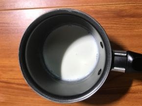 准备小奶锅，放入牛奶和盐，开最小火，煮至牛奶稍微有温度即可，能够使盐溶解就行，不要把牛奶煮开锅冒泡，然后放至凉透备用