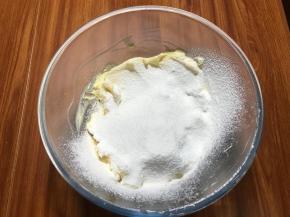 黄油要提前软化，按下去，毫不费力，就能按到底，把糖粉过筛加入