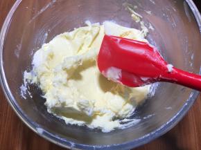 先用刮刀搅拌一下，避免一会儿打发糖粉都飞起来