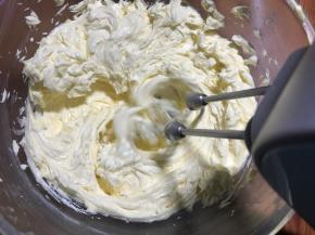 打蛋器打发至稍微膨胀，变白