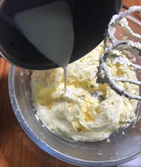 分2次加入凉了的牛奶，打匀后再加下一次