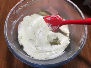 加完牛奶的黄油糊，是顺滑的